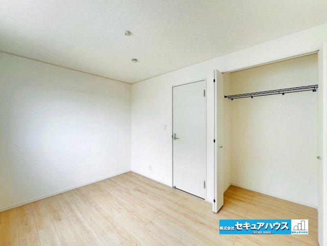 【本日ご案内可能】大府市朝日町5丁目　全5棟の洋室|【洋室】
◆お子様のお部屋や主寝室、来客時の宿泊室、趣味のお部屋としてもご利用いただけます♪
◆全居室収納付きの洋室です。各居室にお洋服や、荷物を収納することができます。　　　　　　　　　　　　　　　