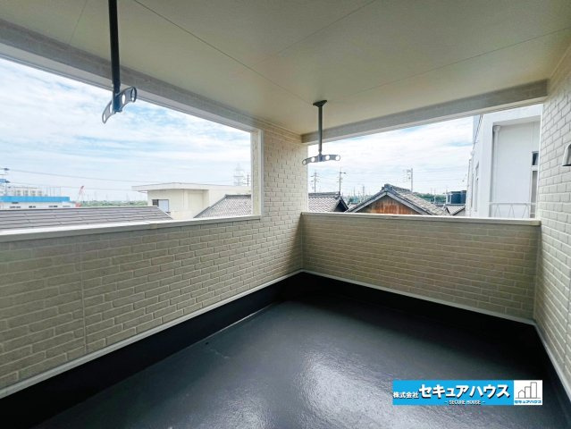 【本日ご案内可能】大府市朝日町5丁目　全5棟のバルコニー|【バルコニー】
◆見晴らしもよく、太陽の温かな温もりをめいっぱい受け止めてくれます。
太陽の光と爽やかな風を受けたお洗濯物はあっという間に乾き、取りこむ時には太陽の匂いを感じられそうですね。　　　　　