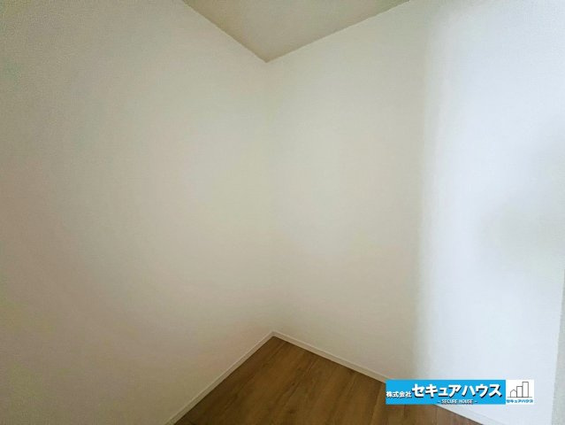 【本日ご案内可能】大府市朝日町5丁目　全5棟の収納|【ウォークインクローゼット】
◆ハンガーパイプを設置したり、タンスやハンガーラックをそのまま入れたりと使いやすいように変えることのできるウォークインクローゼットです。　　　　　　　　　　　　　　　　　