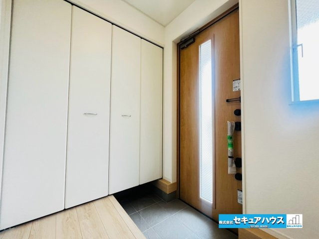 【本日ご案内可能】大府市朝日町5丁目　全5棟の玄関|【玄関】
◆光が差し込み明るいです。気分も晴れやかになりますね。
◆玄関には、収納力のあるシューズクロークがございます。玄関まわりがすっきり片付きます。
◆ダブルロックキーで防犯面も安心です♪　　　　