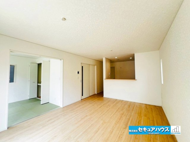 【本日ご案内可能】大府市朝日町5丁目　全5棟の居間・リビング|【LDK】
◆家族揃ってリビングで過ごすお休みの日が、楽しみになる場所となることでしょう。
◆対面式のオープンキッチンは、家事をしながら家族の様子が一目でわかる安心＆便利設備♪　　　　　　　　　　　　