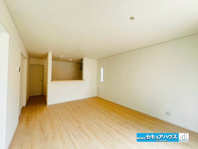 【本日ご案内可能】大府市朝日町5丁目　全5棟の居間・リビング|【LDK】
◆日当たりが良く温かい広々リビングは家族の団らんスペースになります。
◆クローゼット付きの収納ははティッシュボックスや掃除道具などの日用品を隠す収納ができるためとても便利です。　　　　　　