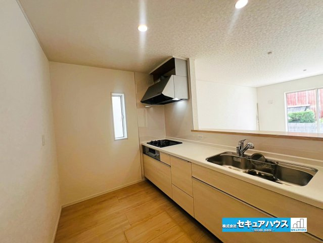 【本日ご案内可能】大府市朝日町5丁目　全5棟のキッチン|【キッチン】
◆広々としたキッチンスペースのため家族で並んで料理できます。
◆キッチンの窓は熱気や匂いを逃がす役割があります。
◆床下収納にはお米や飲み物のストックをしまうことができます。　　　　　　