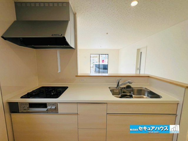 【本日ご案内可能】大府市朝日町5丁目　全5棟のキッチン|【キッチン】
◆「焼く・蒸す・煮る」の工程を同時進行で進めることができるので、料理を素早く作ることができます。
◆食洗機をオプションでつけることも可能なシステムキッチンです。　　　　　　　　　　　　　