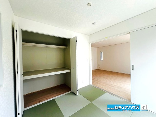 【本日ご案内可能】大府市朝日町5丁目　全5棟の和室|【和室】
◆リビングに続く和室は寝転がるスペースやお子様の遊び場として活躍します。扉を開ければ開放感が増し、来客時は扉を閉めて居室として利用することもできます。　　　　　　　　　　　　　　　　　　　　