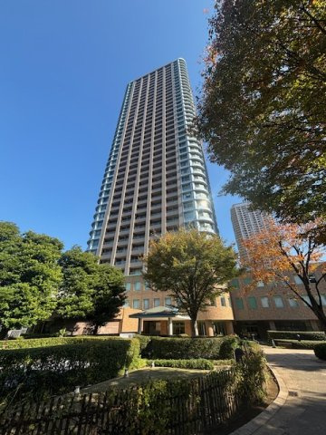 リバーシティ21内に建つ「スカイライトタワー」　緑豊かな環境です。