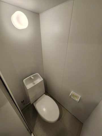 第2マンションみやさとのトイレ|別部屋（参考写真）※建具カラー、設備等も異なります。