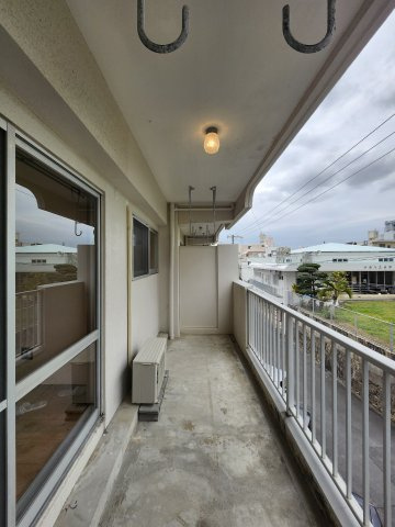 第2マンションみやさとのバルコニー|別部屋（参考写真）※建具カラー、設備等も異なります。