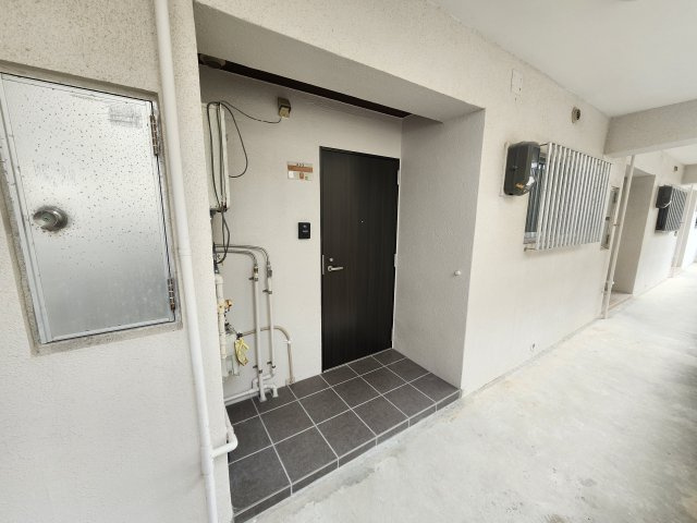 第2マンションみやさとの玄関|別部屋（参考写真）※建具カラー、設備等も異なります。
