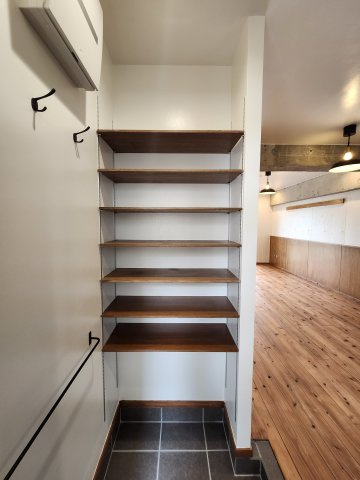 第2マンションみやさとの玄関|別部屋（参考写真）※建具カラー、設備等も異なります。