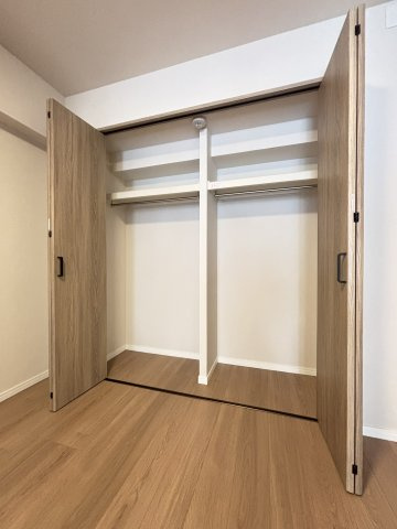 クローバーハイツ三宮の収納|【北東側 洋室（5.4帖）クローゼット】上部に2段の棚とハンガーパイプが設置されています。