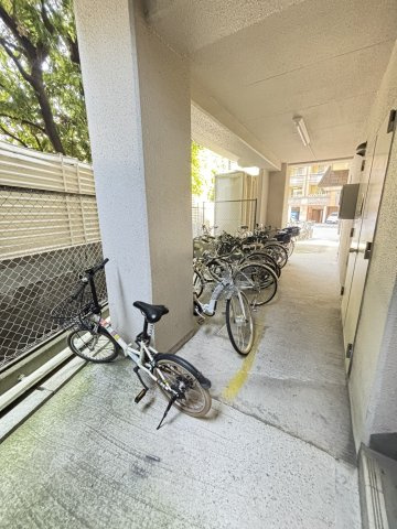 クローバーハイツ三宮の駐輪場|【駐輪場】屋根付きの駐輪スペースです。自転車が並べて駐輪されています。