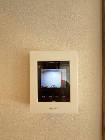 クローバーハイツ三宮の防犯設備|【TVモニター付きインターホン】来訪者を確認できるモニター付きのインターホンです。