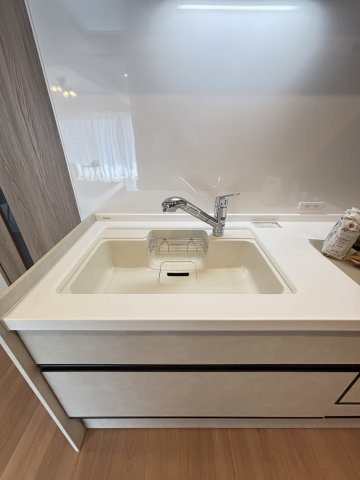 クローバーハイツ三宮のキッチン|【キッチンシンク】浄水器一体型水栓を備えたキッチンシンクです。