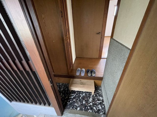 川島貸家の玄関