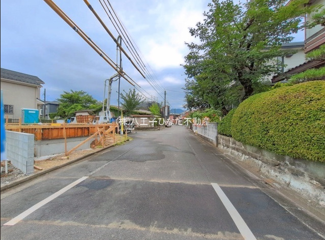 『八王子市新築戸建て』八王子市西寺方町400-47【仲介手数料無料】 ２期の前面道路含む現地写真|～仲介手数料無料☆八王子ひなた不動産～八王子市西寺方町　新築戸建て
