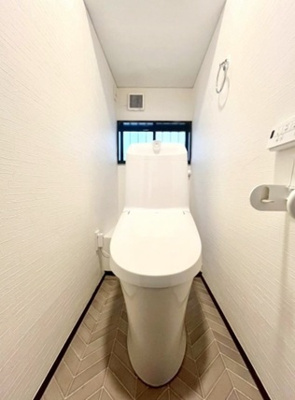 【トイレ】 | 灘区五毛通３丁目　中古戸建 | トイレには快適な温水洗浄便座付き