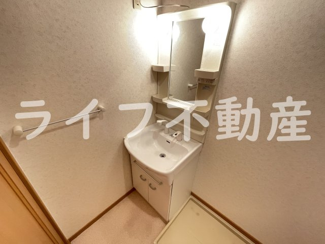 ミッドウエスト小阪の独立洗面台|独立洗面台、小物を置くことができて便利です