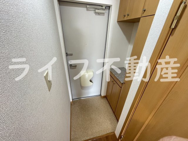 ミッドウエスト小阪の玄関|収納もある玄関です