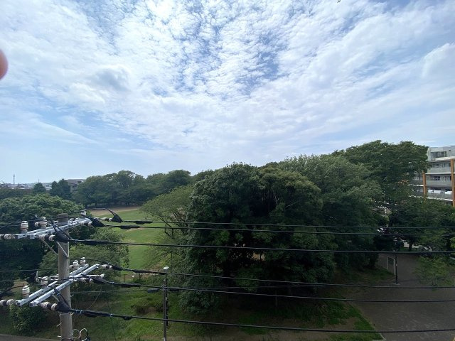 ネオハイツ船橋薬円台公園の展望|眺望
5階部分につき開放感あふれる眺望が魅力。前面に遮るものがなく、心地よい風と陽光が室内までしっかりと届きます。