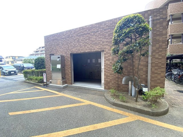 ネオハイツ船橋薬円台公園のその他共用部分|ゴミ捨て場
居住者専用の敷地内ゴミ置場。しっかり管理が行き届いており衛生面も安心。日々のゴミ出し作業がスムーズに行えます。