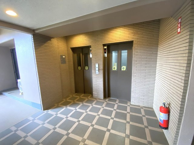 ネオハイツ船橋薬円台公園のその他共用部分|エレベーター
5階のお部屋へも快適に移動できるエレベーター完備。重い荷物がある日のお買い物帰りやお引越しの際にも安心・便利です。