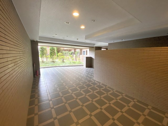 ネオハイツ船橋薬円台公園のエントランス|エントランスホール
清潔に保たれた明るいエントランスホール。防犯配慮や管理体制が行き届いており、日々の暮らしに安心感を提供します。