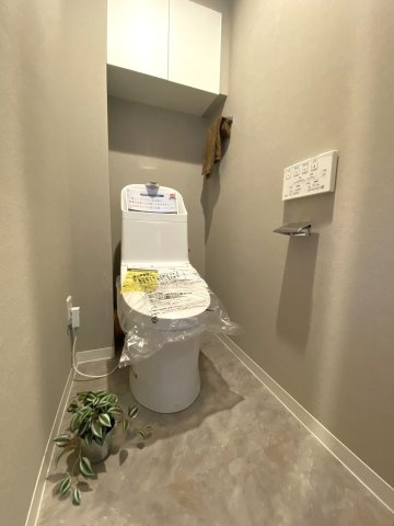 ネオハイツ船橋薬円台公園のトイレ|トイレ新規交換
温水洗浄便座付きの快適なトイレへ新規交換済み。清潔感のあるスタイリッシュな空間で、毎日気持ちよくお使いいただけます。
