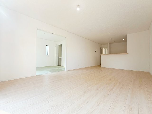 クレイドルガーデン　安城市東端町第3の居間・リビング|家族が自然と集まる広々としたリビング。お子様の成長を見守りながら過ごせます。