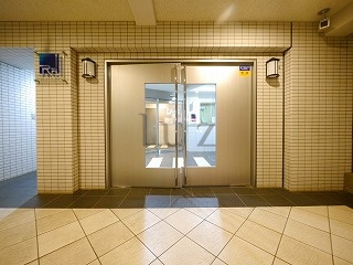 ラシード東神奈川駅前のエントランス