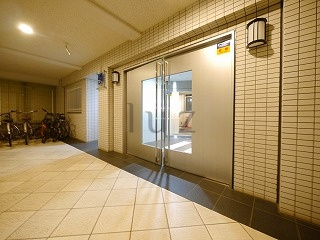 ラシード東神奈川駅前のエントランス