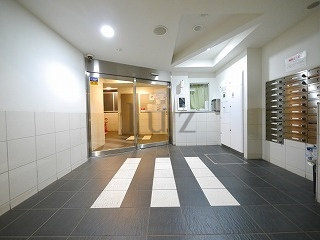 ラシード東神奈川駅前のエントランス