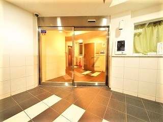 ラシード東神奈川駅前のエントランス