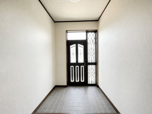 長生郡白子町中里　中古戸建の玄関|※画像の一部はAIを用いて加工・編集しています。実際の状況と異なる場合がありますので、ご了承下さい。