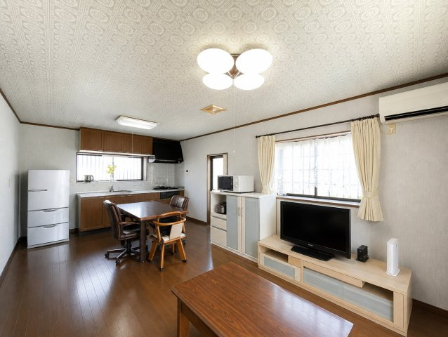 長生郡白子町中里　中古戸建の居間・リビング|※画像の一部はAIを用いて加工・編集しています。実際の状況と異なる場合がありますので、ご了承下さい。
