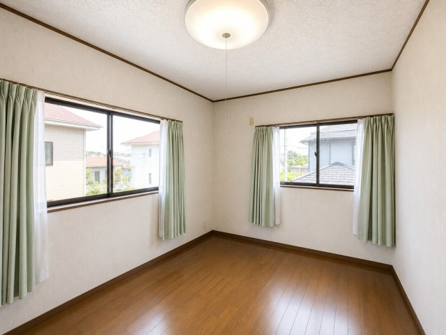 長生郡白子町中里　中古戸建の洋室|※画像の一部はAIを用いて加工・編集しています。実際の状況と異なる場合がありますので、ご了承下さい。