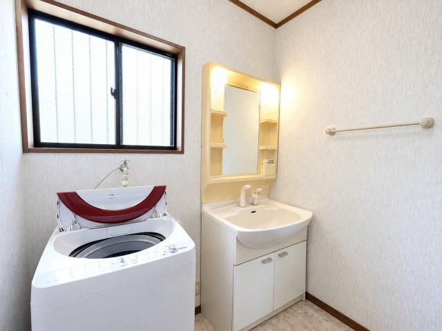 長生郡白子町中里　中古戸建の独立洗面台|※画像の一部はAIを用いて加工・編集しています。実際の状況と異なる場合がありますので、ご了承下さい。