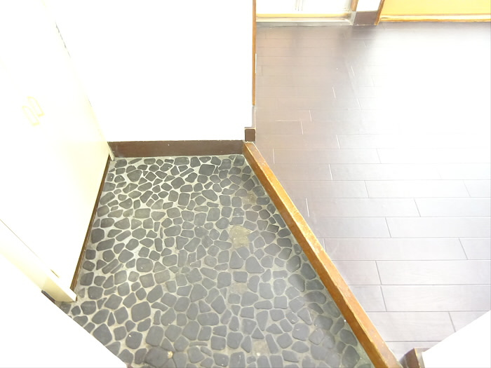 椿ビルの玄関