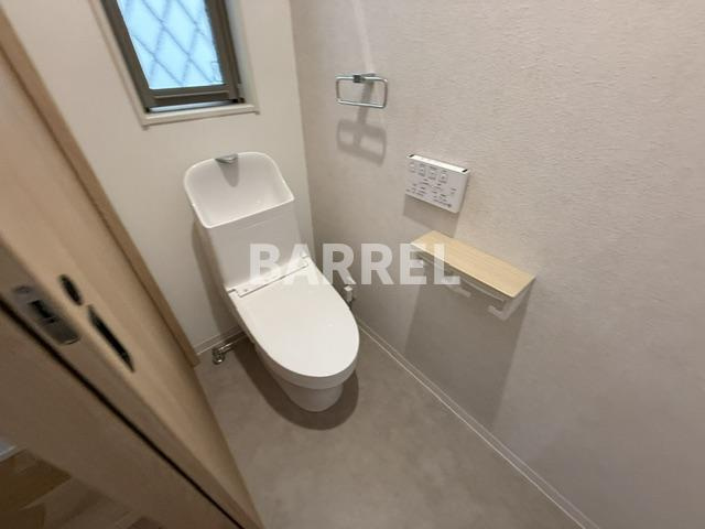 美園町戸建のトイレ