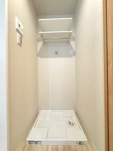 レクセルマンション習志野のランドリースペース|ランドリースペース
洗濯機置場周辺には洗剤等を置けるスペースを確保。水回りの動線がコンパクトにまとまっており、毎日の洗濯作業や浴室乾燥機への移動も効率的に行えます。