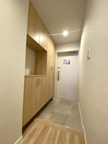 レクセルマンション習志野の玄関|玄関
住まいの顔となる清潔感あふれる玄関スペース。アルコープ（3.96㎡）付きでプライバシーにも配慮されています。シューズボックス完備で靴もスッキリ収納できます。