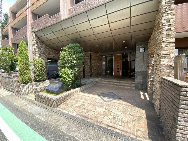 レクセルマンション習志野|エントランス入り口
清潔感と重厚感のあるエントランスアプローチ。手入れの行き届いた管理体制で、住まう人を優しく迎え、毎日の帰宅時にも安心感を与えてくれます。