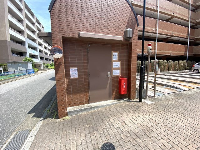 レクセルマンション習志野のその他共用部分|ゴミ捨て場
居住者専用の「敷地内ゴミ置場」完備。曜日ごとのルールに合わせてスムーズに出せるため、悪天候の日や忙しい朝のゴミ出しもラクラク行えます。