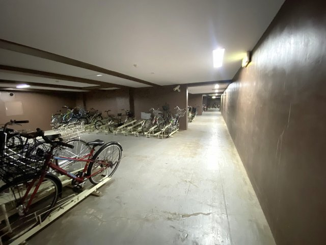 レクセルマンション習志野の駐輪場|駐輪場
敷地内には駐輪場も完備されています。駅や近隣のスーパー「マックスバリュ（約80m）」、公園などへのお出かけ、通勤・通学用自転車の置き場として重宝します。
