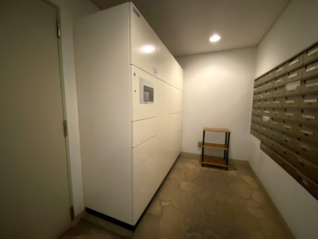 レクセルマンション習志野の設備|宅配ボックス
不在時でもスムーズに荷物を受け取れる「宅配ボックス」完備。ネットショッピングの利用が多い方はもちろん、帰宅が遅い日や防犯面で対面受取を避けたい時にも便利です。