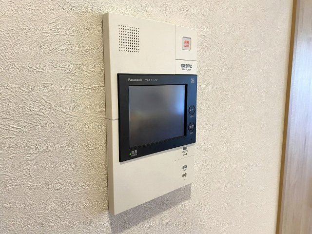 レクセルマンション習志野のセキュリティ|TVモニター付きインターフォン
室内に「TVモニター付きインターホン」を完備。来訪者の顔を画面でしっかり確認してから対応できるため防犯性に優れ、お子様のお留守番時も安心です。