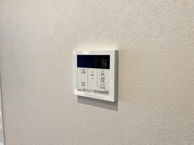レクセルマンション習志野の発電・温水設備|追い焚き機能
ボタン一つでお湯はりから保温・追い焚きまで完了する「自動お風呂機能」付き。帰宅時間が異なるご家族でも、いつでも温かいお湯で快適に入浴していただけます。
