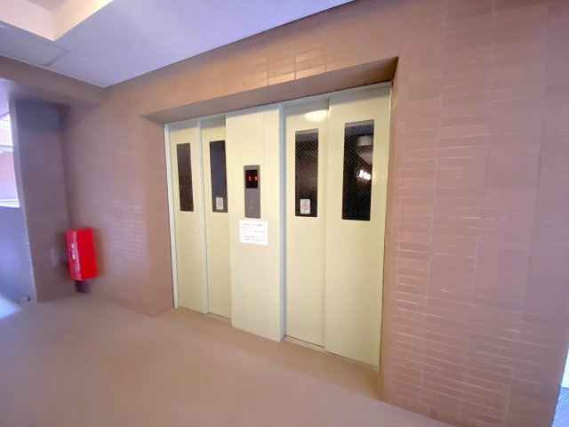 レクセルマンション習志野のその他共用部分|エレベーター
上階への移動もスムーズで快適なエレベーター完備。重いお買い物袋やスーツケースの持ち運びもラクラクで、日々の移動ストレスを大幅に軽減してくれます。