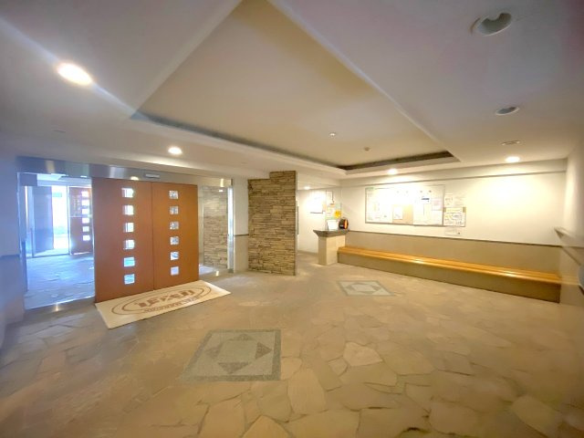 レクセルマンション習志野のエントランス|手入れが行き届いた清潔感あふれる共用エントランスホール。落ち着いた雰囲気の空間が整っており、住まう人や訪れる人を心地よく迎えてくれます。