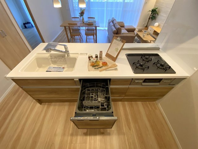 レクセルマンション習志野の発電・温水設備|食洗機
毎日の家事負担を大幅に軽減するビルトインタイプの「食器洗い乾燥機」付き。手荒れ防止はもちろん、食後の自由な時間を家族との団らんにあてられる嬉しい設備です。